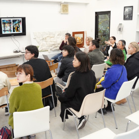 工房の歴史やパブリックアートについてレクチャーを受けます