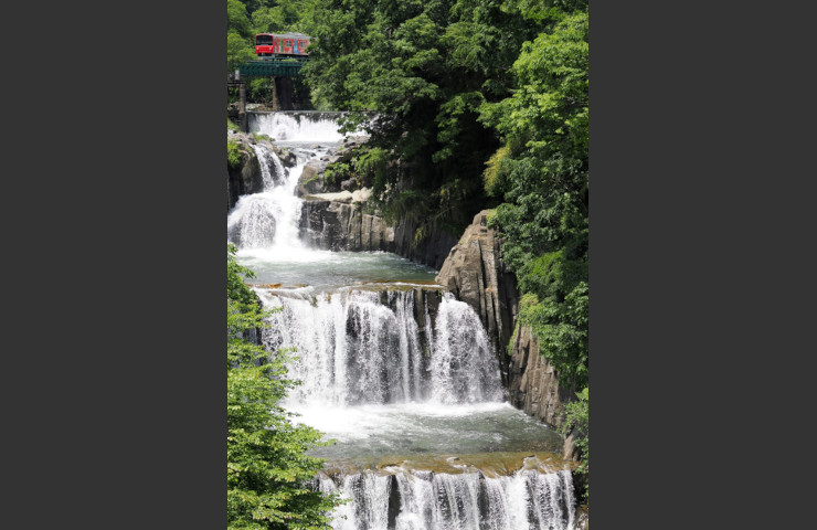 田原の滝と電車